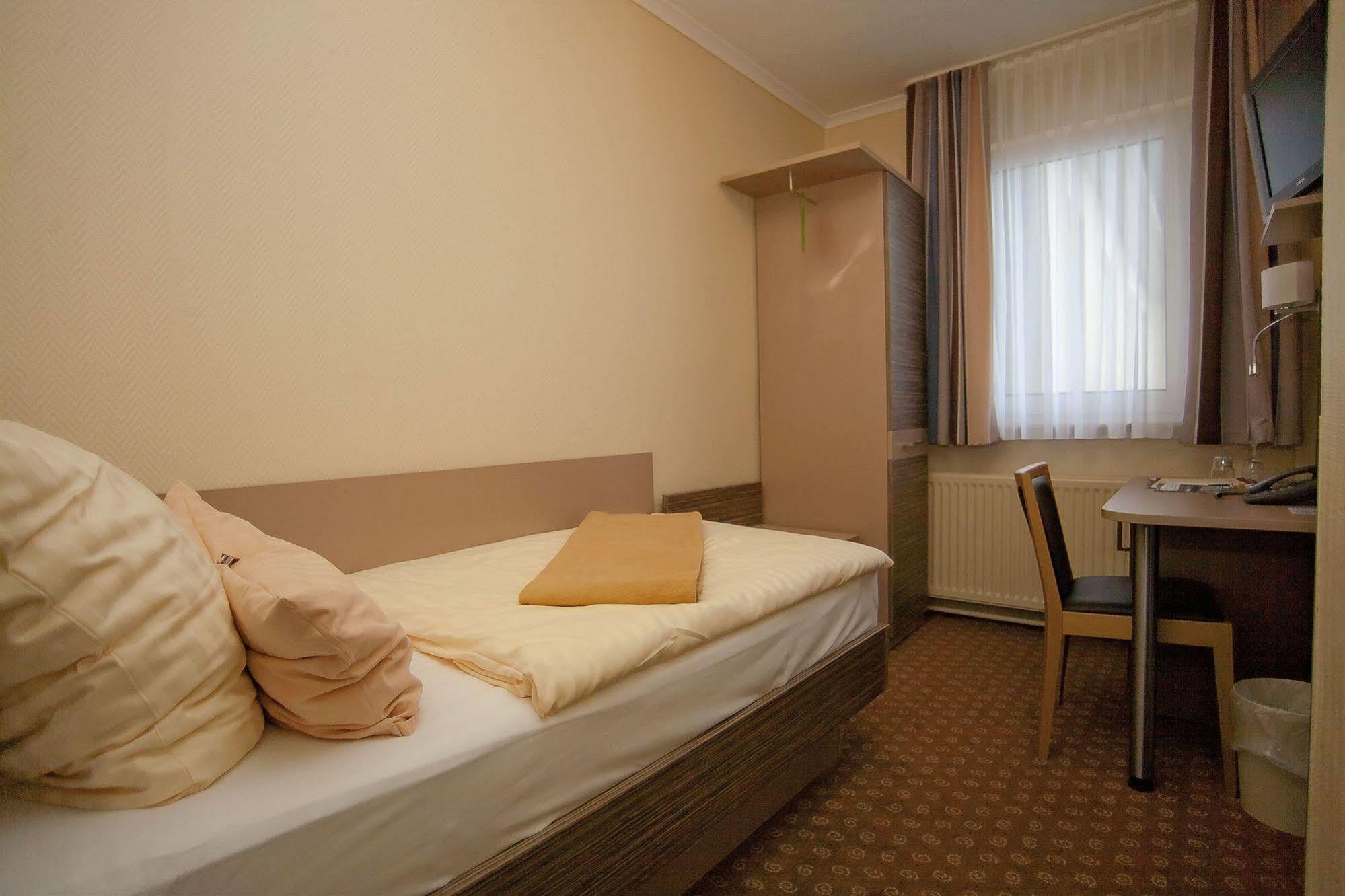 City Hotel เบรเมอร์ฮาเฟิน ภายนอก รูปภาพ